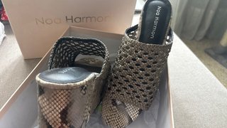 Sandalias cuña Noa Harmon piel serpiente. T40