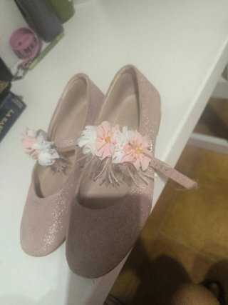 Zapatos comunión rosa con flores