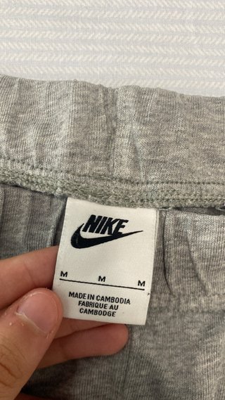 Pantalón corto Nike gris