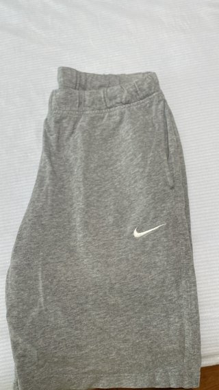 Pantalón corto Nike gris