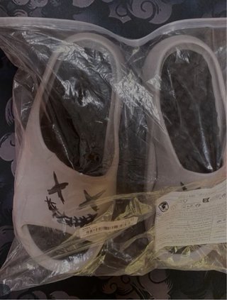 Chanclas Blancas Estilo Crocs con Diseño