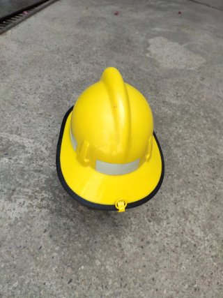 Casco bombero rojo dorado