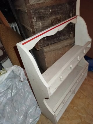 Estantería de madera blanca