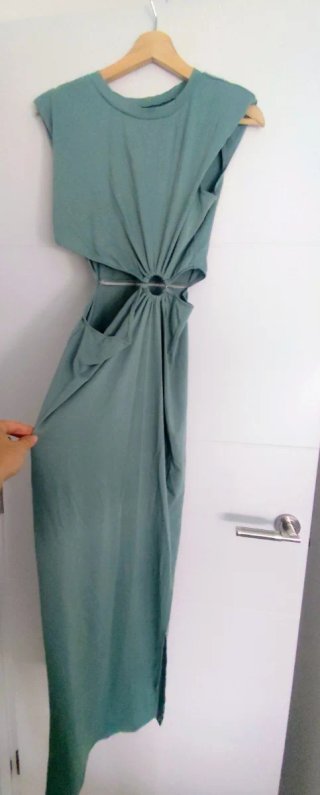 Vestido verde con abertura y detalle de anilla