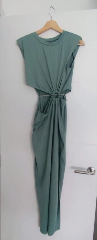 Vestido verde con abertura y detalle de anilla