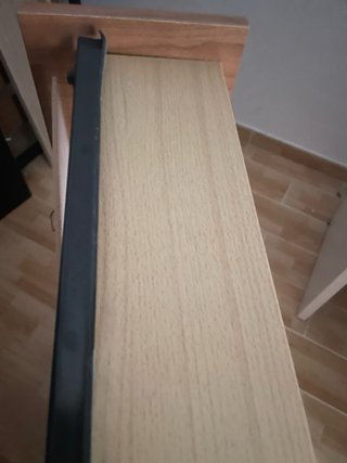 Armario de madera con perchas y cajones