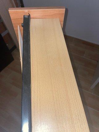 Armario de madera con perchas y cajones