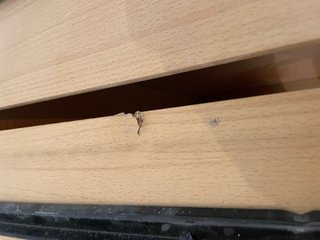 Armario de madera con perchas y cajones