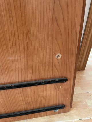 Armario de madera con perchas y cajones