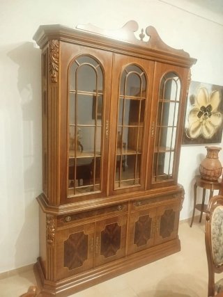 Mueble de madera con vitrina y puertas