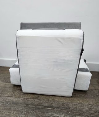 Almohada lectura cervical gris y blanca
