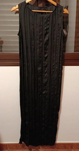 Elegante vestido negro sin mangas de Mango.