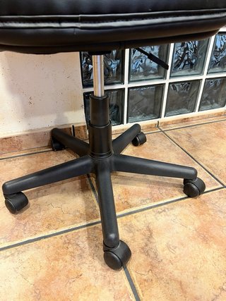 Silla de escritorio negra y azul