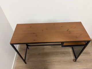 Scrivania in legno e metallo con ruote