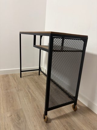 Scrivania in legno e metallo con ruote