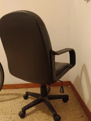 Silla de oficina negra cómoda