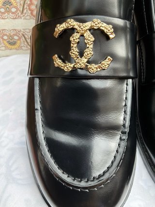 Mocasines Chanel Negros y Dorados