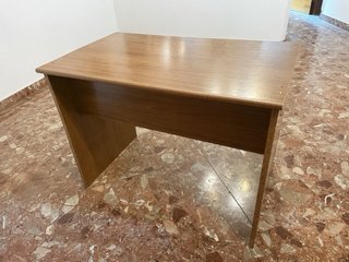 Escritorio madera con balda