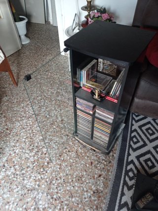 Mueble auxiliar CDs vitrina con ruedas