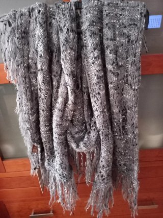Bufanda de punto gris y blanco