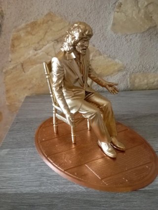 Figura dorada hombre sentado Camarón