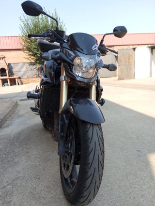 Suzuki GSR 750 Negra