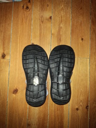 Zapatillas de montaña grises y rosas