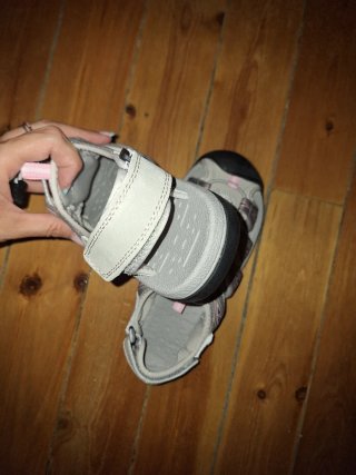 Zapatillas de montaña grises y rosas