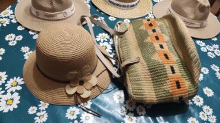 Lote 4 sombreros de paja y bolso rafia