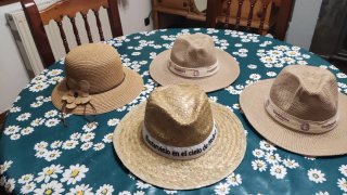 Lote 4 sombreros de paja y bolso rafia