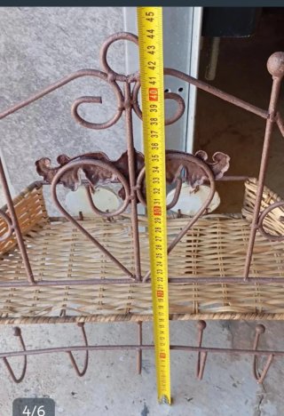 Scaffale in ferro battuto e vimini