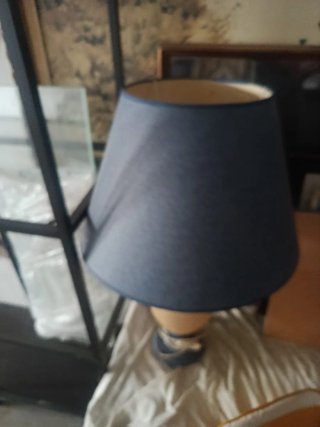 Lámpara de mesa azul y base hueso