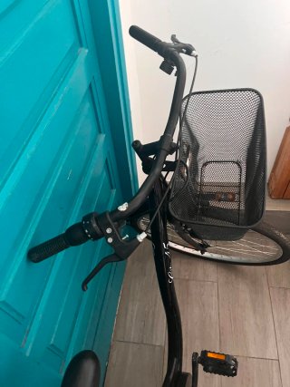 Bicicleta urbana negra con cesta