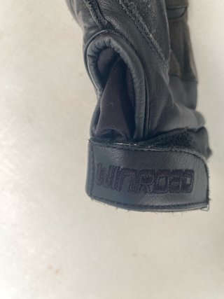 Guantes de moto negros con protecciones