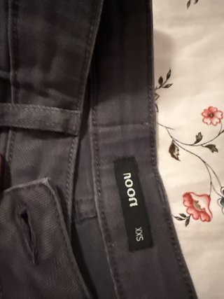 Pantalón corto gris NOON con tachuelas