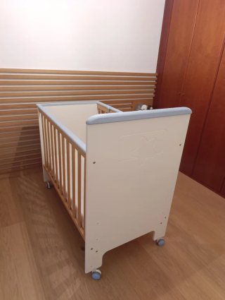 Cuna bebe, con barandilla. Bressol nadó
