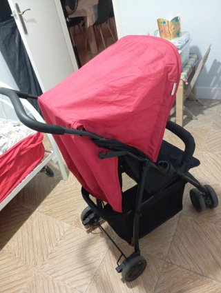Carrito de bebé rojo y negro