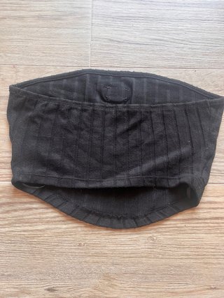 Crop Top a Costine Nero con Fibbia