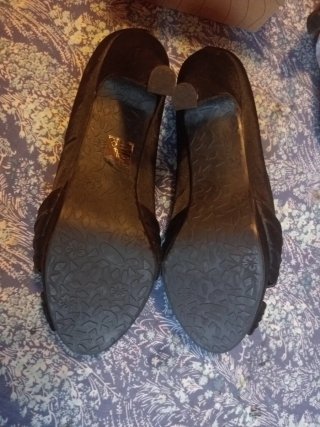 Zapatos de tacón de mujer negros.