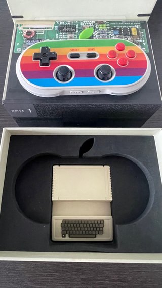 Mando 8BitDo AP40 Edición Limitada Apple II + Sopo