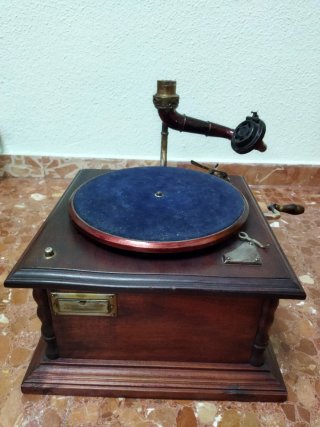 Gramófono antiguo con bocina metálica