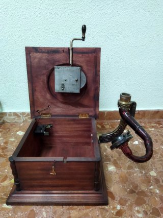 Gramófono antiguo con bocina metálica