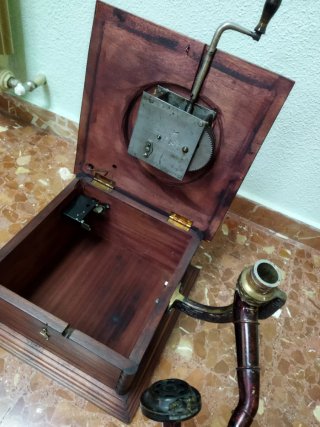Gramófono antiguo con bocina metálica