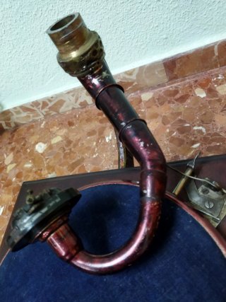 Gramófono antiguo con bocina metálica