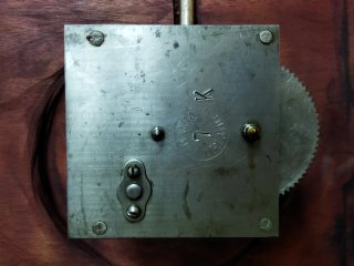 Gramófono antiguo con bocina metálica
