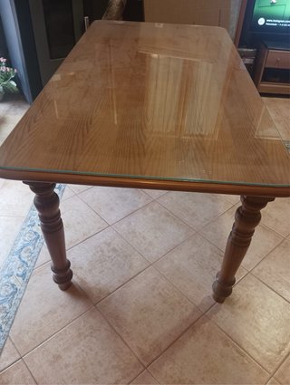 Mesa de comedor de madera y cristal