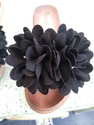 Chanclas Orso negras con flores