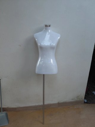 Maniquí mujer blanco con soporte