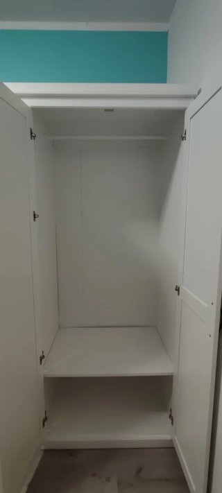 Armario blanco con una puerta de espejo