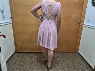 Vestido corto rosa palo con cinturón floral